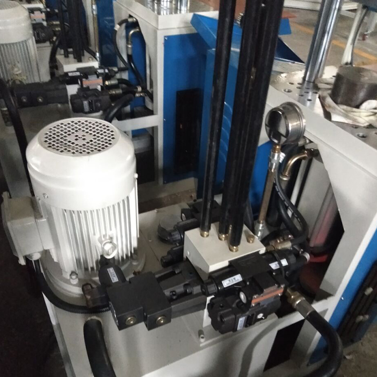 立式成型機(jī) 立式成型機(jī)